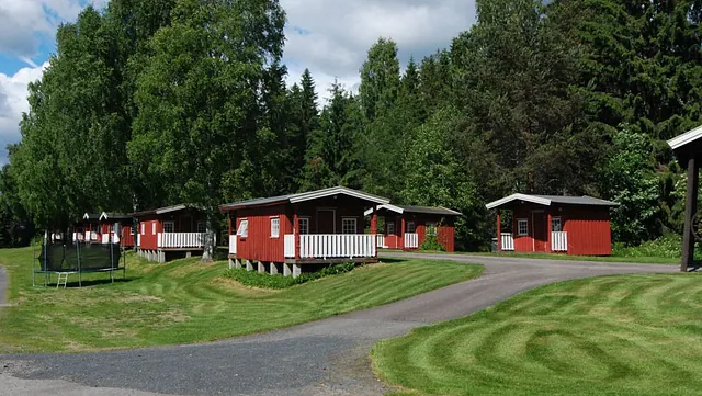 Røde hytter på gressplen