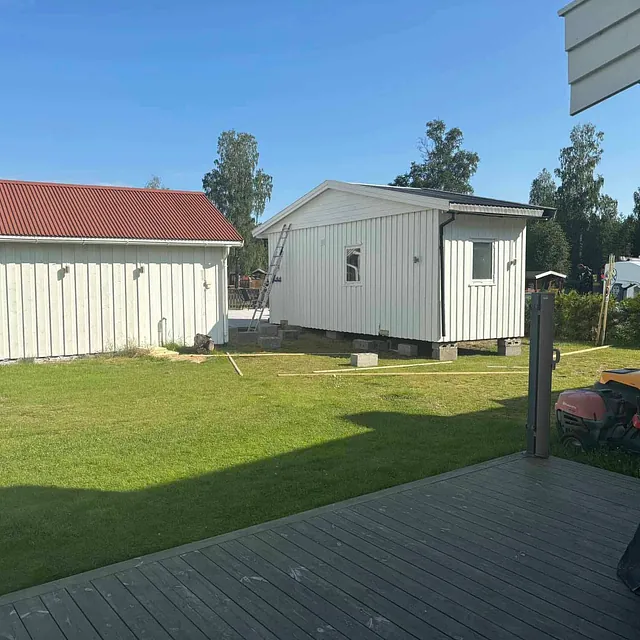 Gressplen med sanitæranlegg i bakgrunn på Støa Camping